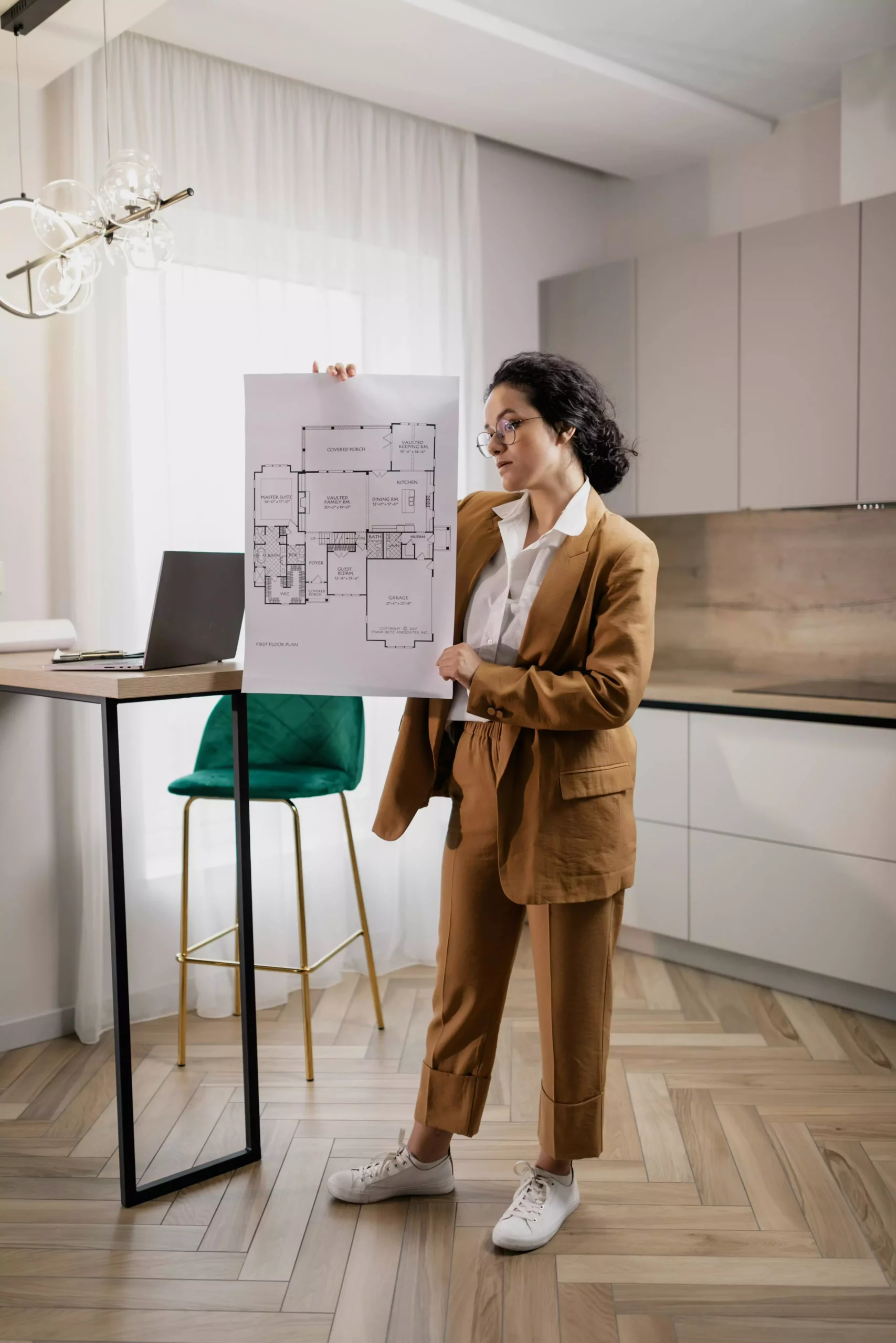 Maklerin mit Wohnungsgrundriss